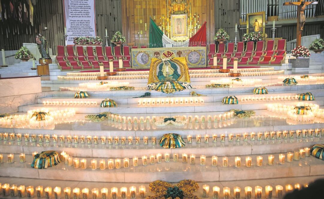 El atrio permaneció cerrado, pero fueron colocadas veladoras de personas que no pudieron estar. Foto: Germán Espinosa. El Universal