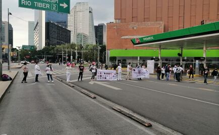 Bloquean trabajadores petroleros cruce de Insurgentes y Reforma