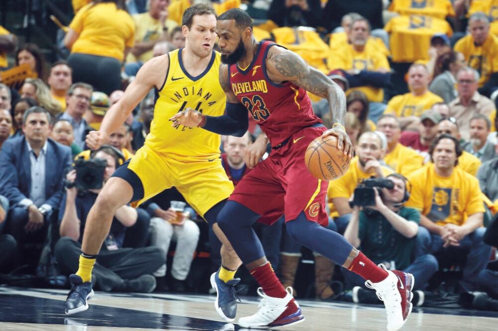 Bojan Bogdanovic (izq.) se encargó de frenar a LeBron James. Foto: BRIAN SPURLOCK. USA TODAY SPORTS