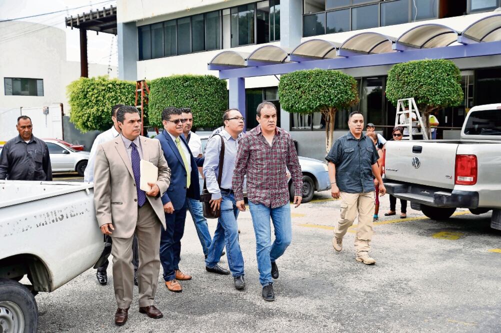 Al acudir a la Fiscalía General del Estado, Cuauhtémoc Blanco evadió a la prensa local y en su lugar habló su abogado, José de Jesús Guizar (TONY RIVERA. EL UNIVERSAL)