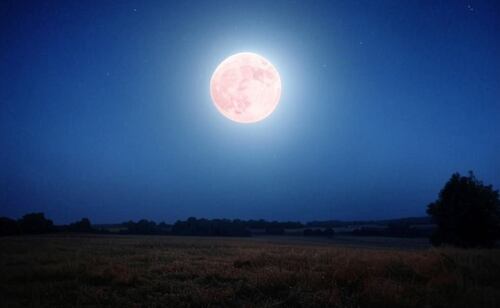 La Luna Rosa es uno de los fenómenos astronómicos más esperados del año. Foto: IA