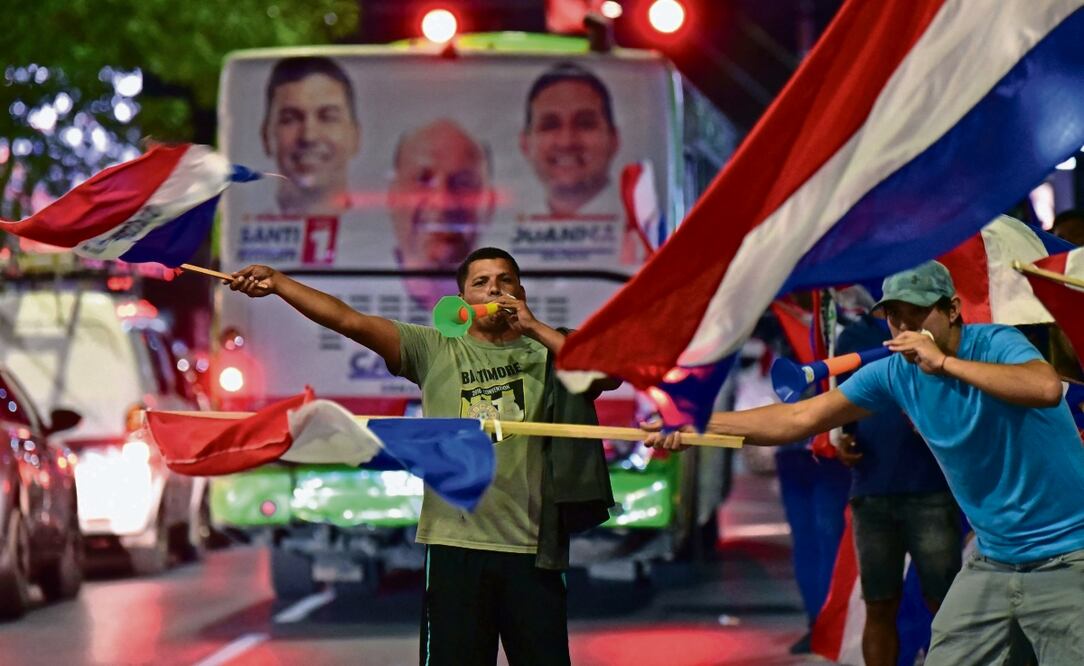 Simpatizantes del candidato presidencial Efraín Alegre ondean las banderas paraguayas durante un mitin realizado el 24 de abril en Asunción.
