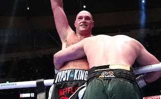Tyson Fury firma contundente triunfo en su regreso y reta a Anthony Joshua