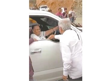 AMLO saluda de mano a mamá de ‘El Chapo’; “recibí tu carta”, le dice 