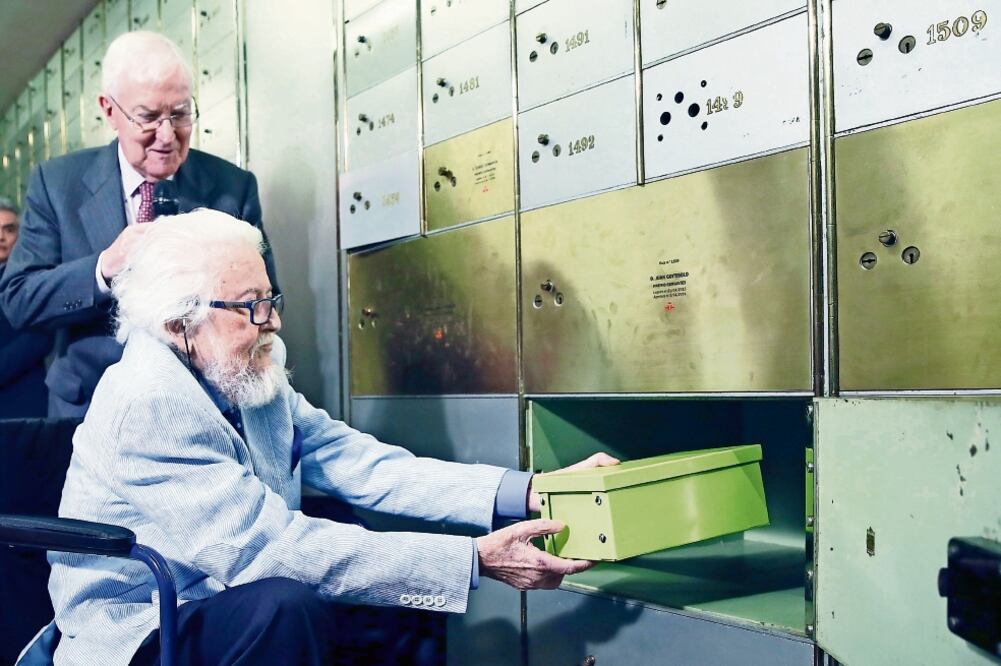 El novelista depositó varios objetos en la caja fuerte número mil 501, que deberá ser abierta dentro de 100 años (FERNANDO ALVARADO. EFE)