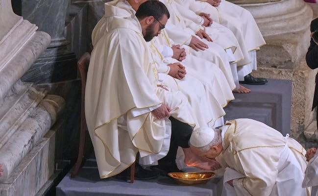 Papa León XIV revive el lavado de pies a sacerdotes en el Jueves Santo; lamenta una humanidad "de rodillas" por tanta brutalidad