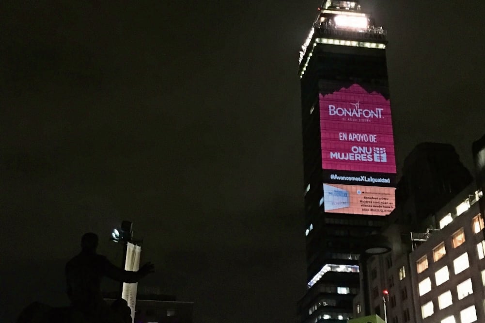 Torre Latinoamericana. Publicidad del 8 de marzo (ESPECIAL)