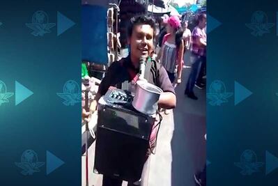 Invidente en Puebla canta e invita a votar “por ya sabes quién”