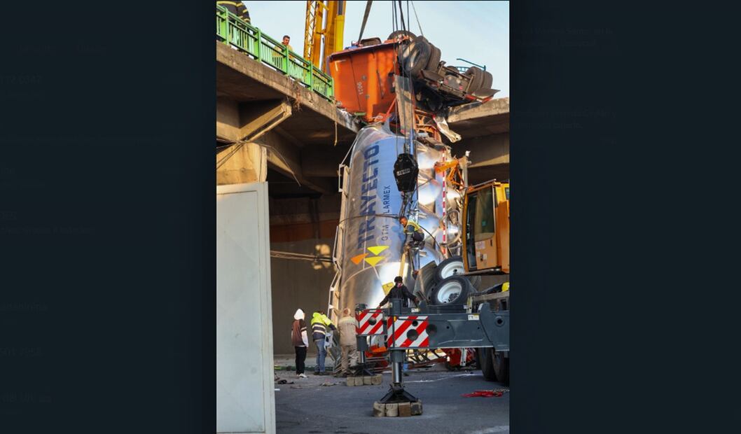 Continúan las maniobras para bajar un tráiler que volcó ayer por la tarde en el puente de avenida Ceylán y calzada Azcapotzalco la Villa, al momento se encuentran 2 grúas intentando bajarlo, el viernes 18 de abril de 2025. Foto: Axel Sánchez/ EL UNIVERSAL