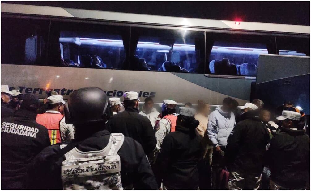 Elementos de la Fiscalía General de Justicia del Estado de México y de la policía municipal rescataron a 22 extranjeros. Foto: Especial