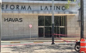 Mujer muere tras caer de edificio en Paseo de la Reforma, en la colonia Juárez; testigos habrían escuchado una discusión