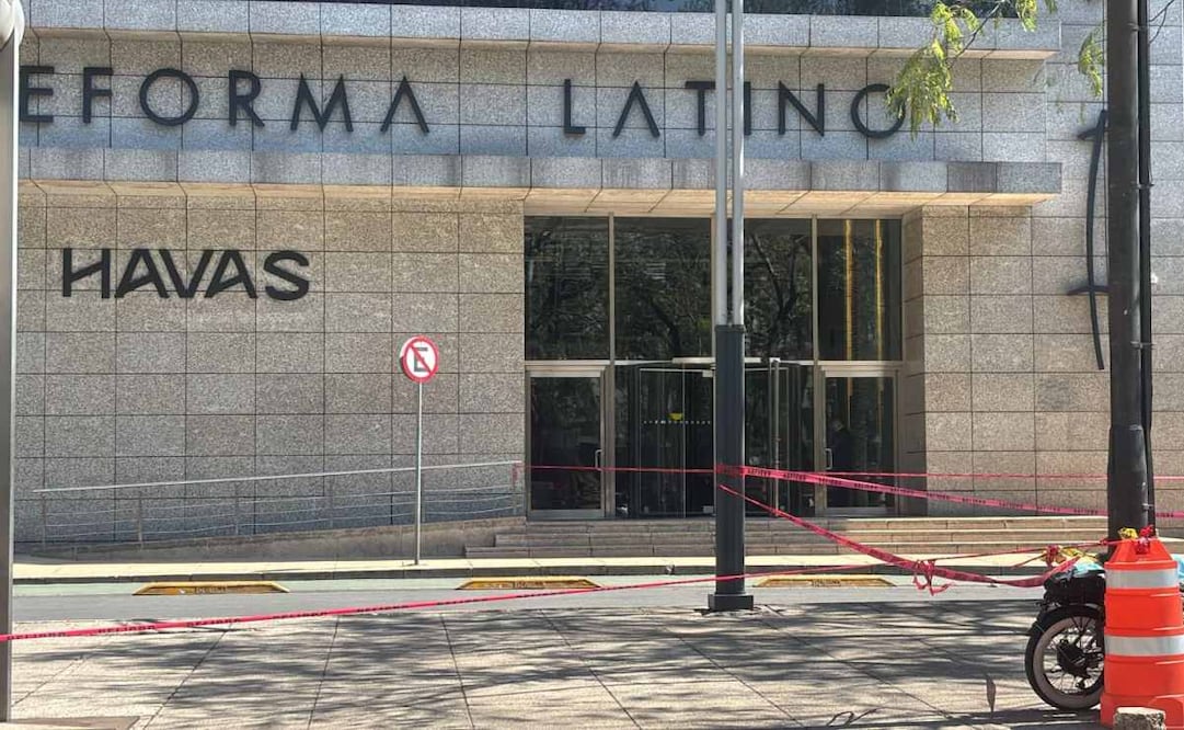 Mujer muere tras caer desde lo alto de un edificio en Paseo de la Reforma, colonia Juárez; testigos señalan haber escuchado una discusión.
Foto: Luis Camacho.