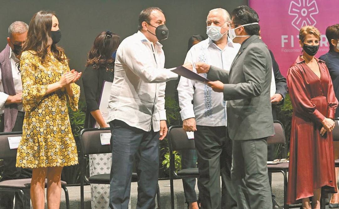 Cuauhtémoc Blanco entregó el distintivo, que fue instituido por la Secretaría de Turismo y Cultura de Morelos, a empresarios. Foto: Especial