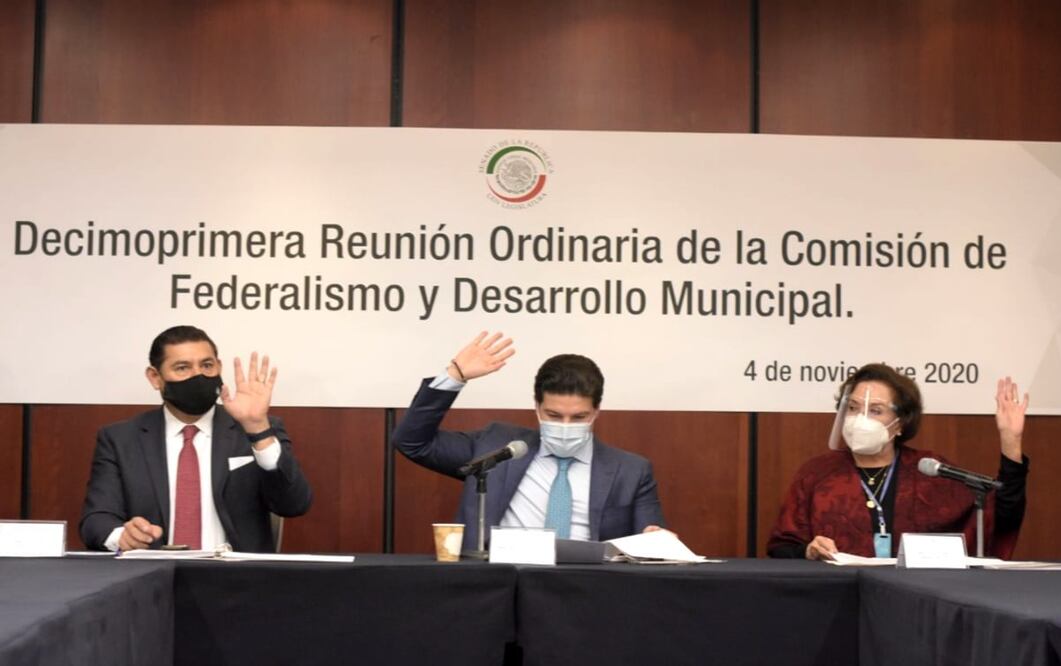 El presidente de la Comisión de Federalismo, Samuel García (al centro), y los senadores Alejandro Armenta y Eva Galaz. Foto especial