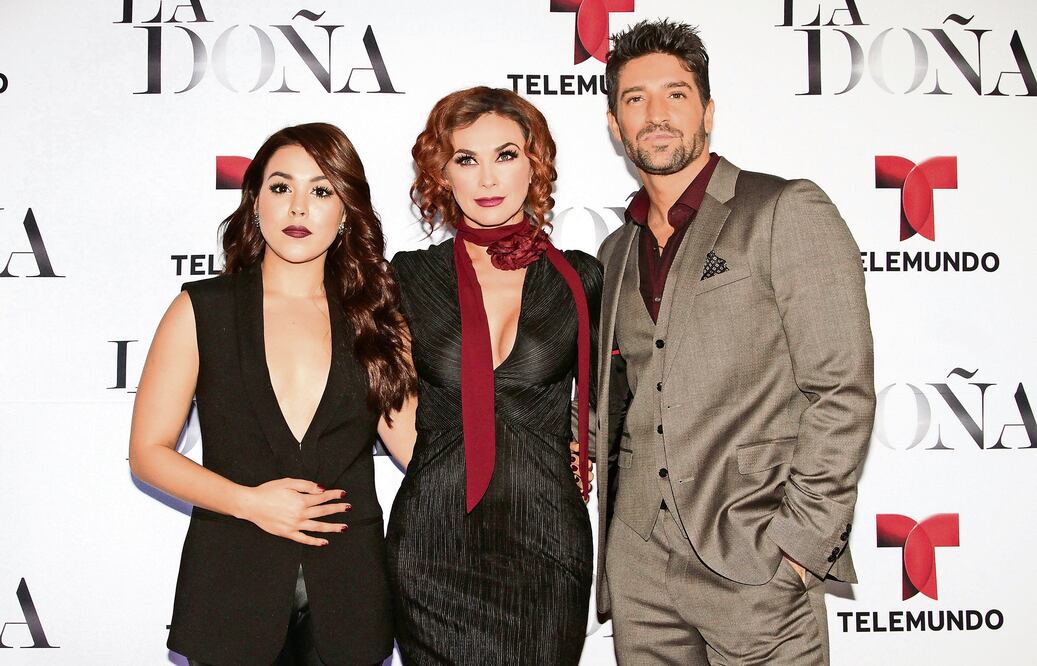Danna Paola, Aracely Arámbula y David Chocarro durante la alfombra roja de la nueva serie de Telemundo (CARLOS MEJÍA. EL UNIVERSAL)