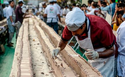 Crean el pastel más largo del mundo en India, ¡mide 6.5 kilómetros!