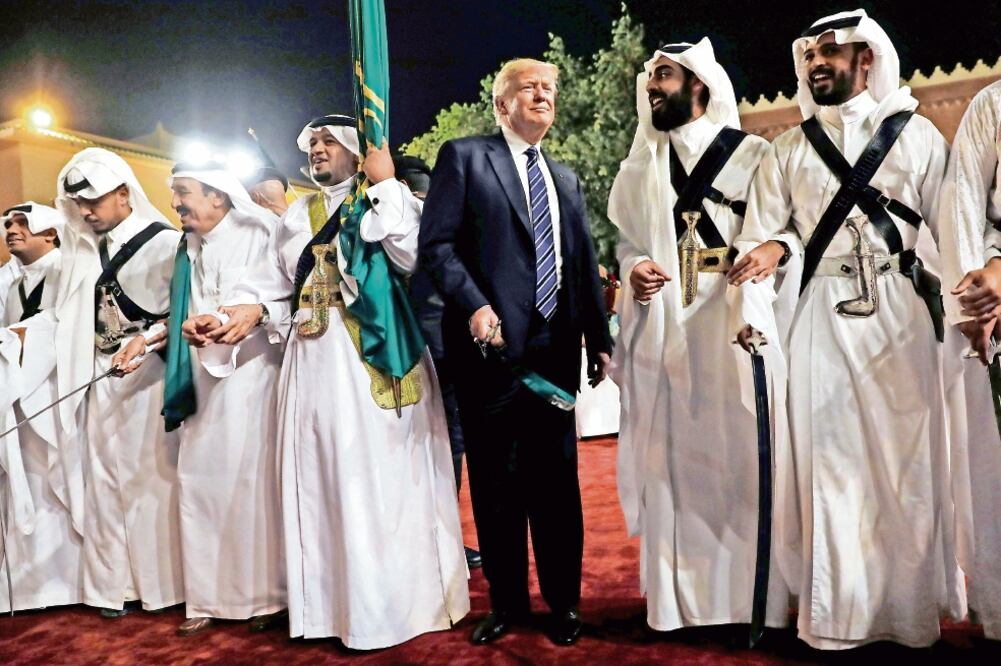 El presidente Donald Trump participó en el “baile de la espada”, en el palacio real Al Murabba, de Riad. También recibió la medalla Abdulaziz Al Saud (JONATHAN ERNST. REUTERS)