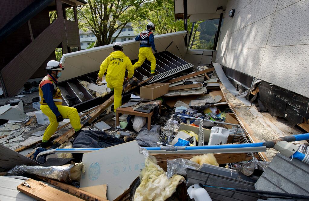 Servicios de emergencias continuan con la búsqueda de personas que podrían haber quedado atrapadas por el derrumbe de casas (Foto: EFE)
