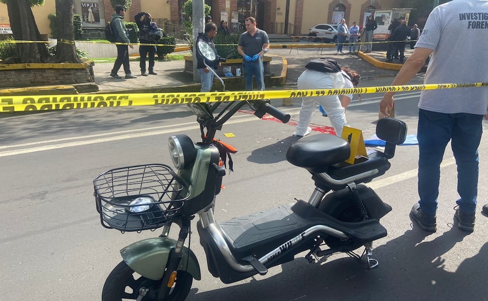 Conductor de bicimoto muere arrollado por camión en Coyoacán; chófer del camión es detenido. Foto: Juan Carlos Williams e Iván Montaño