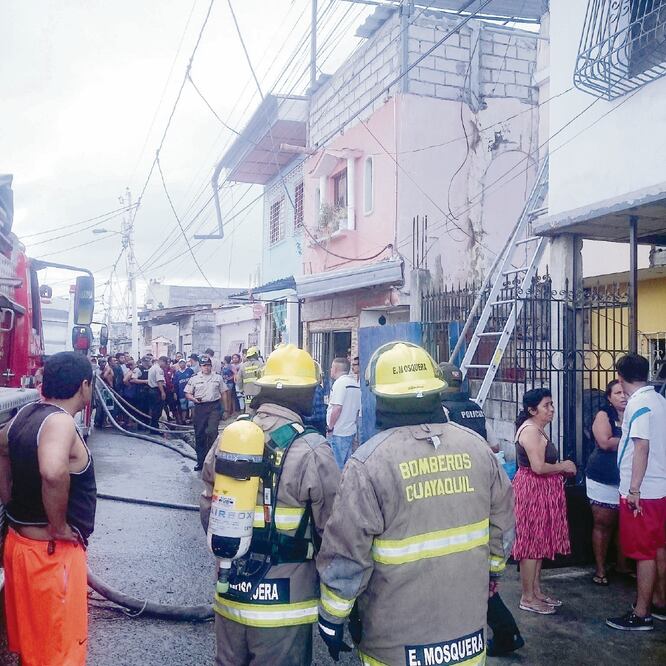 Bomberos acudieron a apagar el fuego que se desató en la clínica para adictos Nueva Vida, en Guayaquil. El director de la institución está prófugo. TOMADA DE TWITTER