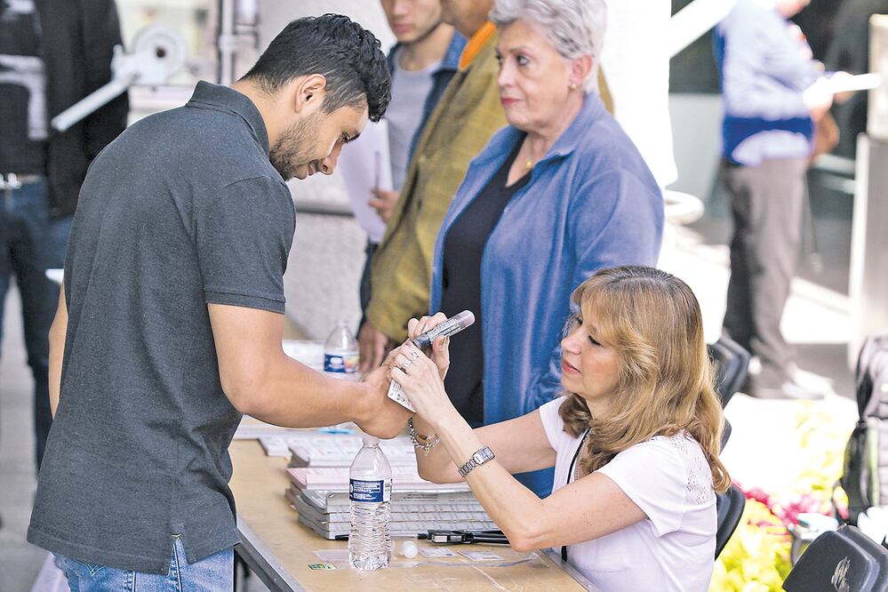 La jornada electoral de ayer domingo 1 de julio transcurrió de manera ejemplar en la mayor parte del país, en la que los funcionarios de casillas con tinta indeleble marcaron los pulgares de quienes acudieron a emitir su voto (CARLOS MEJÍA. EL UNIVERSAL)