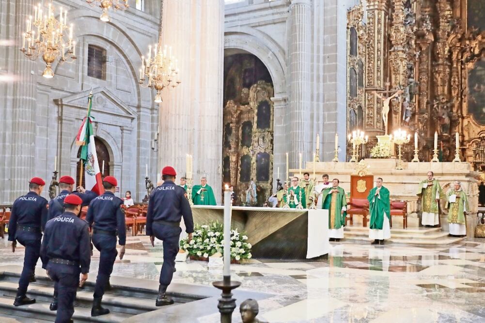En la Catedral Metropolitana, al término de la homilía dominical, la Policía Bancaria e Industrial rindió honores al lábaro patrio, apenas dos días después del Día de la Bandera. (IVÁN STEPHENS. EL UNIVERSAL)