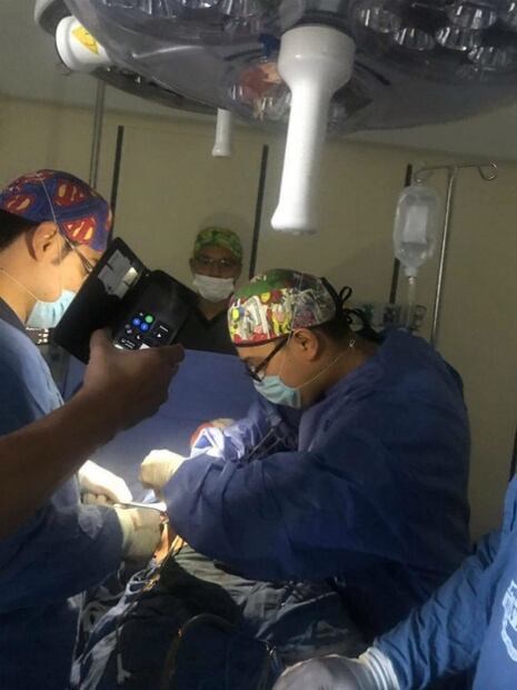 Realizan cirugía con luz de celulares en hospital de Villahermosa por apagón