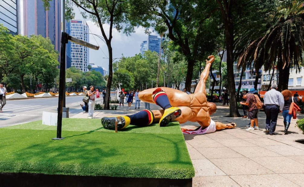 Esculturas monumentales de futbolistas colocadas sobre el camellón de Reforma fueron derribadas por los maestros de la CNTE. Foto: Camila Ayala / CUARTOSCURO