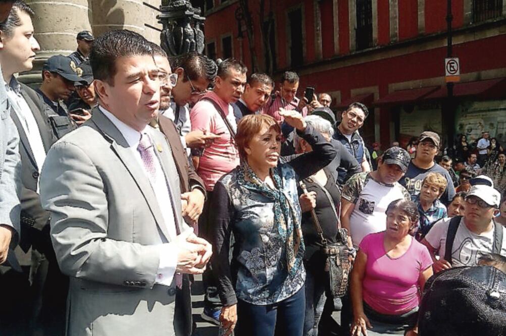 Comerciantes acudieron a la Asamblea Legislativa acompañados por su lideresa, Alejandra Barrios (centro), a pedir que no se les quite de las calles. (DIANA VILLAVICENCIO. EL UNIVERSAL)