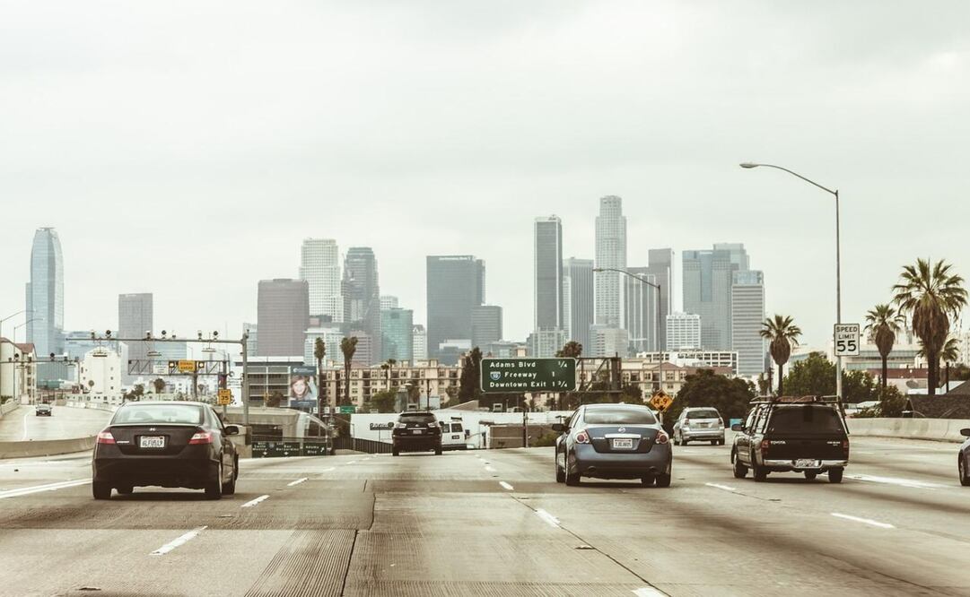 Recuerda nunca rebasar en curva en carretera. Foto: Pixabay