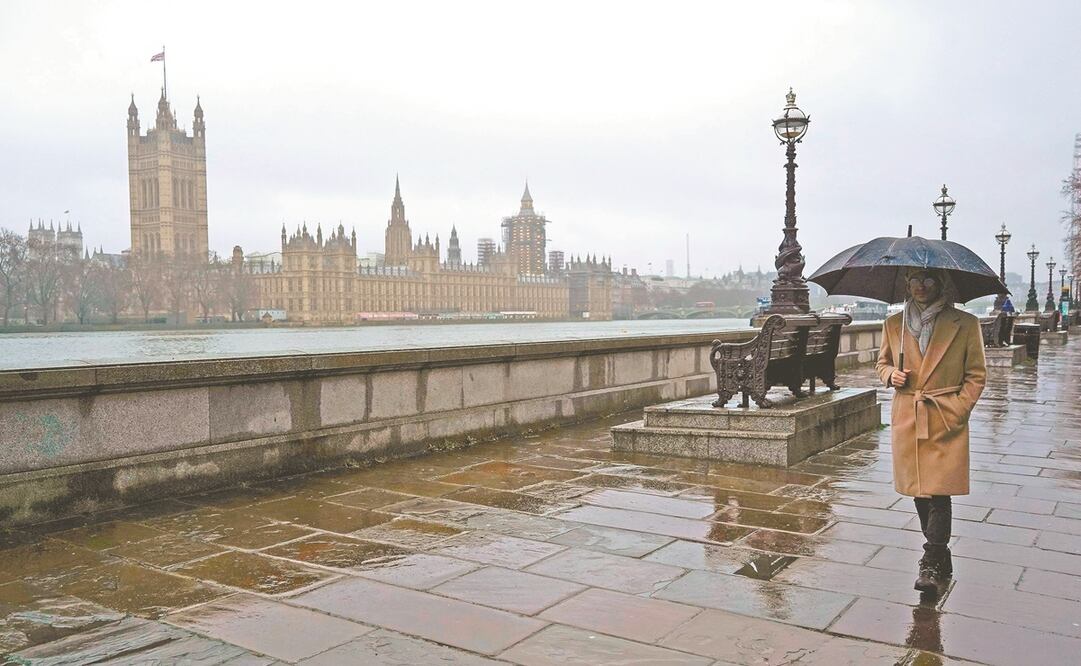 Una persona camina junto al río Támesis, cerca del Parlamento en Londres. El Reino Unido informó ayer de 48 mil 682 nuevos contagios. Foto: Niklas Halle'n. AFP