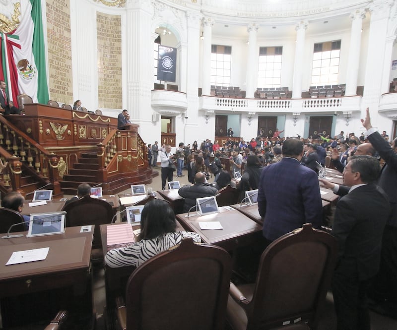 Los partidos coincidieron en que la propuesta de Fernando Aboitiz (PES) y Efra ín Morales (Morena) acabará con el mal manejo del dinero en el Congreso local. Foto: ESPECIAL