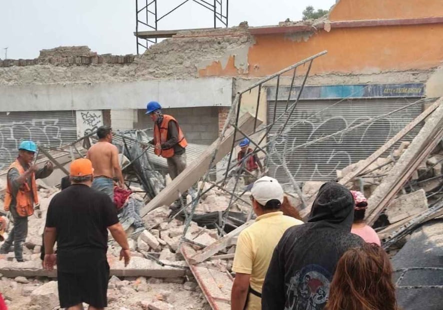 Testigos alertaron sobre personas heridas tras la caída de escombros, por lo que cuerpos de emergencia y personal de rescate se trasladaron al sitio para atender a los lesionados. Foto: Especial