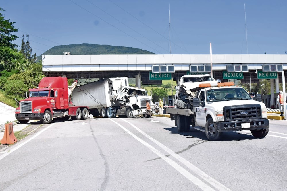 Tráiler se impacta contra caseta y dos camionetas