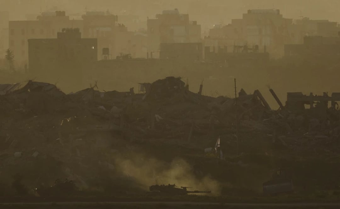 Un tanque del ejército israelí avanza por la Franja de Gaza, visto desde el sur de Israel, el 5 de marzo de 2024. Foto: AP