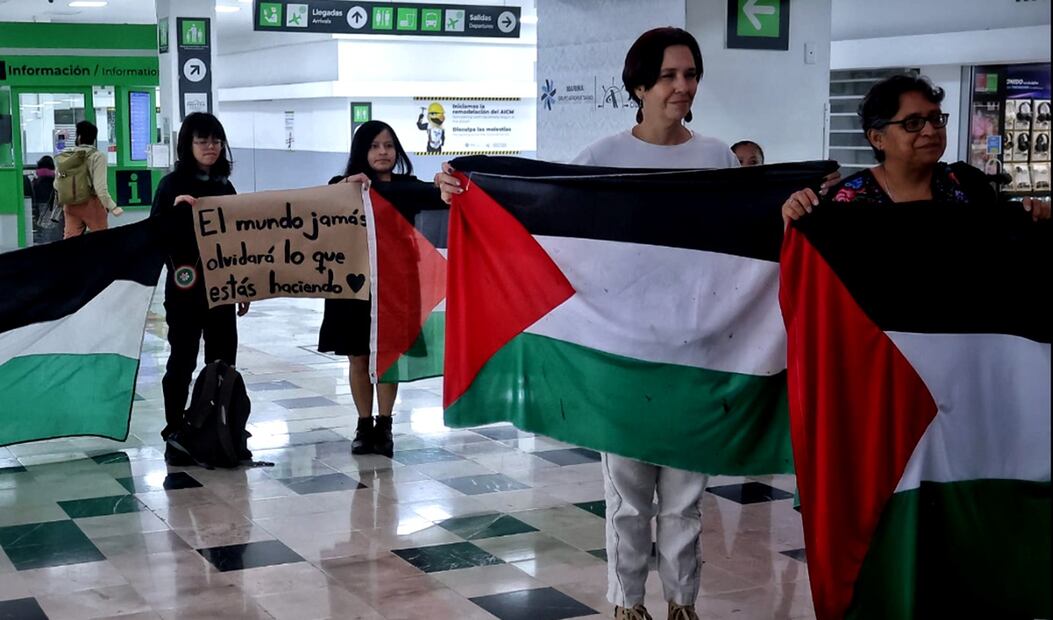 Personas acuden a la terminal 1 del AICM a despedir a activistas mexicanos propalestina, el 11 de junio de 2025, que viajaran al Cairo para participar en la Marcha Global a Gaza. Foto: Fernanda Rojas /EL UNIVERSAL