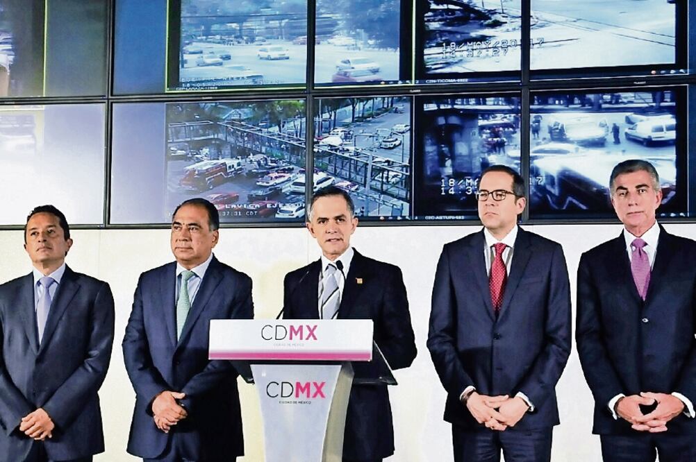 Los mandatarios Carlos Manuel Joaquín (Quintana Roo), Héctor Astudillo (Guerrero), Miguel Ángel Mancera (Ciudad de México), Ignacio Peralta (Colima) y José Antonio Gali (Puebla), durante la reunión de Conago. (PAULINA NEGRETE. OBTURADORMX)