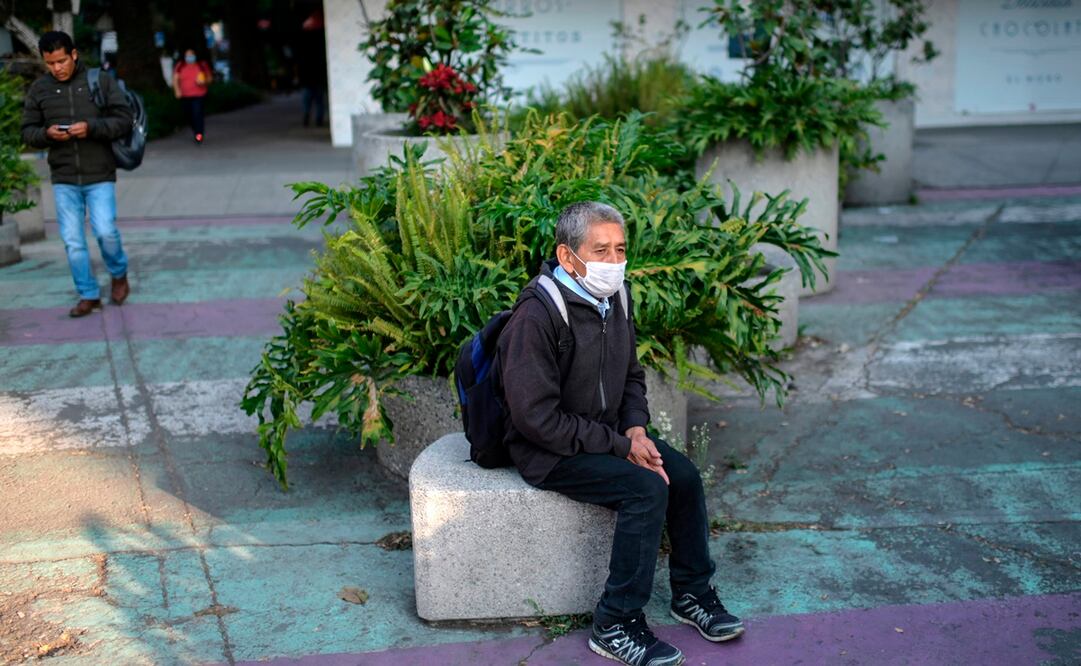 Transeuntes en México en medio de la pandemia por coronavirus Covid-19. Foto: Pedro Pardo / AFP