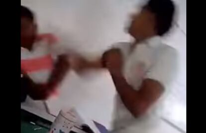 Investigan a alumnos que grabaron agresión a maestro en Tabasco