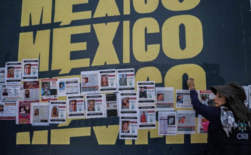 Colectivos colocan fichas de búsqueda en inmediaciones del Estadio Banorte. Fotos: Gabriel Pano l EL UNIVERSAL.