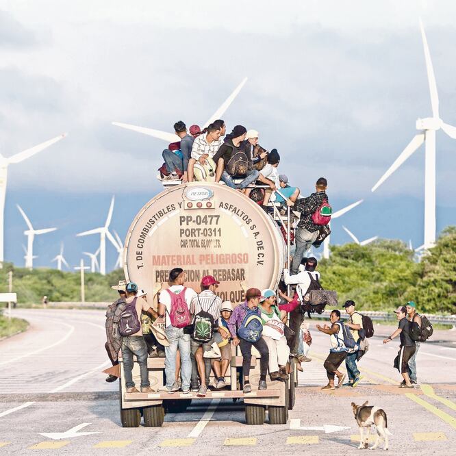En tráileres, pipas, camionetas y hasta en mototaxis, miembros de la primera caravana avanzaron 53 kilómetros desde Santiago Niltepec hasta Juchitán, Oaxaca. (GUILLERMO ARIAS. AFP)