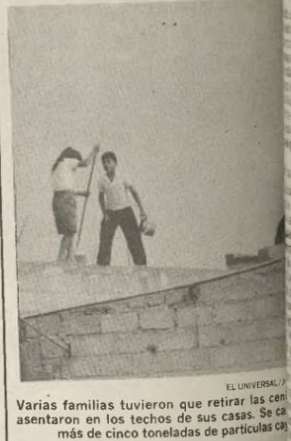 Los pobladores tuvieron que subir hasta el techo para quitar las cenizas. Foto: Hemeroteca EL UNIVERSAL