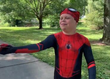 Tom Holland se quita la máscara de Spider-Man y se la da niño que se recupera de trasplante de corazón