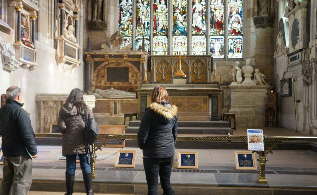 La famosa tumba se ubica en la iglesia de Holy Trinity junto a la de su esposa Anne Hathaway y de sus hijas. (FOTO: Notimex)