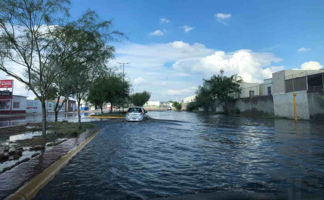En Gómez Palacio las fuertes inundaciones ocurrieron en el bulevar Rebollo Acosta y González de la Vega. Foto: Francisco Rodríguez/EL UNIVERSAL