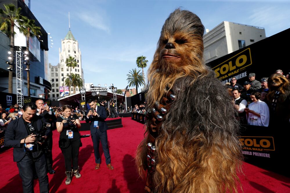 Chewbacca durante la alfombra roja en la premiere mundial de "Solo: A Star Wars Story". Foto: REUTERS/Mario Anzuoni