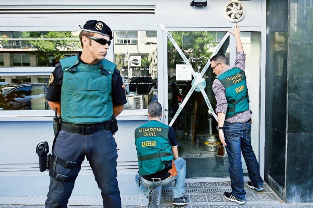Miembros de la Guardia Civil española cierran un restaurante, durante una operación contra la Camorra italiana en Barcelona, el 5 de julio pasado. (ALBERT GEA. REUTERS)