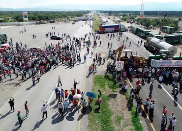 Reportan pérdidas de hasta 30 mdp por bloqueo en carretera de San Luis Potosí
