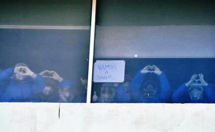 "Vamos a salir" y corazones; el mensaje de médicos desde un área de aislamiento 