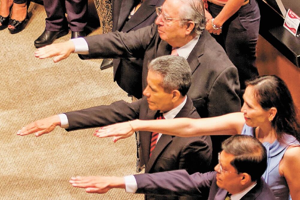 Diplomáticos 4T Los cinco nuevos embajadores de México rindieron protesta ante el pleno de la Comisión Permanente del Congreso de la Unión. Foto: CUARTOSCURO